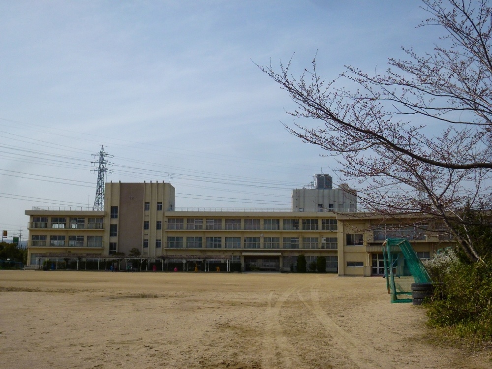 小学校　宝塚市立　安倉小学校（小学校）まで582m