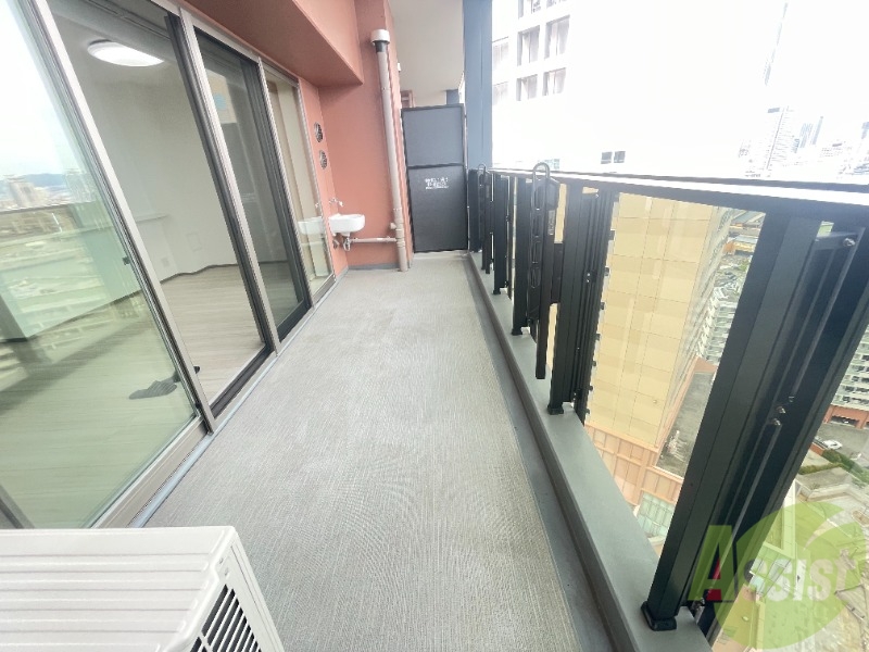 バルコニー　広めのバルコニーでたくさん干せますね♪