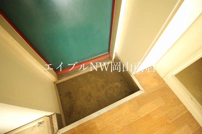 玄関　同物件の違う部屋です。