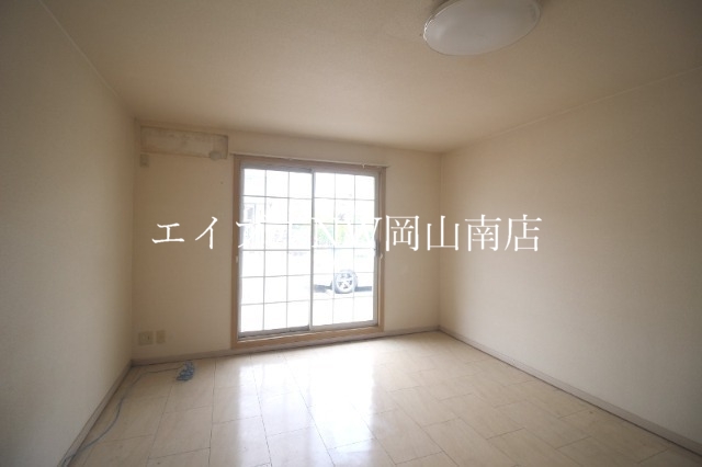 居室・リビング　同物件の違う部屋です。