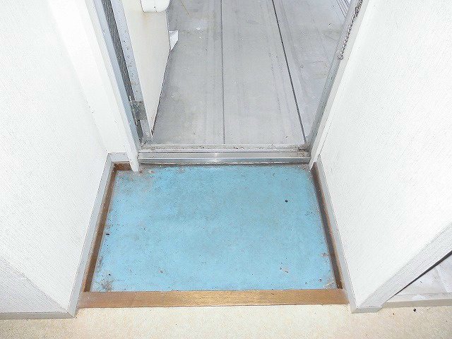 玄関　玄関、コンパクトです。お掃除次第でキレイになると願います。