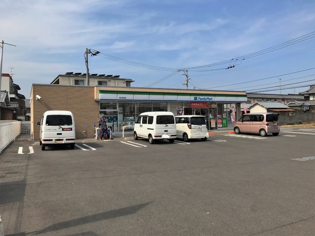 コンビニ　ファミリーマート松山針田店（コンビニ）まで450m