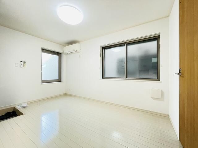 居室・リビング　２面採光なので、明るく風通しのよい過ごしやすいお部屋です♪