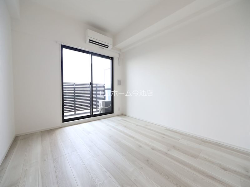 その他　洋室7.6帖　エアコン付　窓付（換気良好）収納充実しています