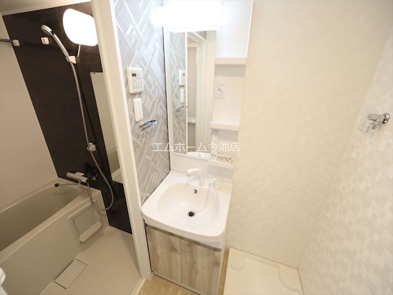 洗面設備　脱衣所　独立洗面台（シャンプードレッサー付）