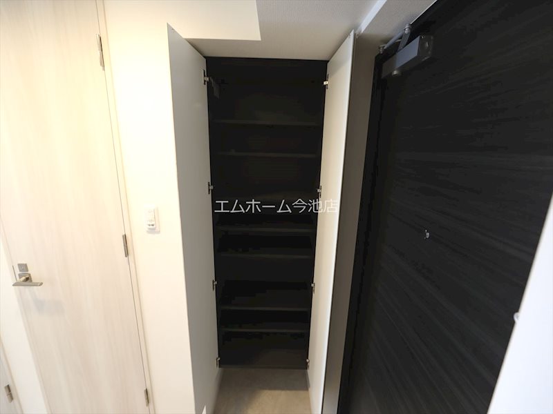 玄関　玄関　シューズボックス付