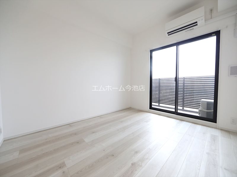 居室・リビング　洋室7.6帖　エアコン付　窓付（換気良好）収納充実しています