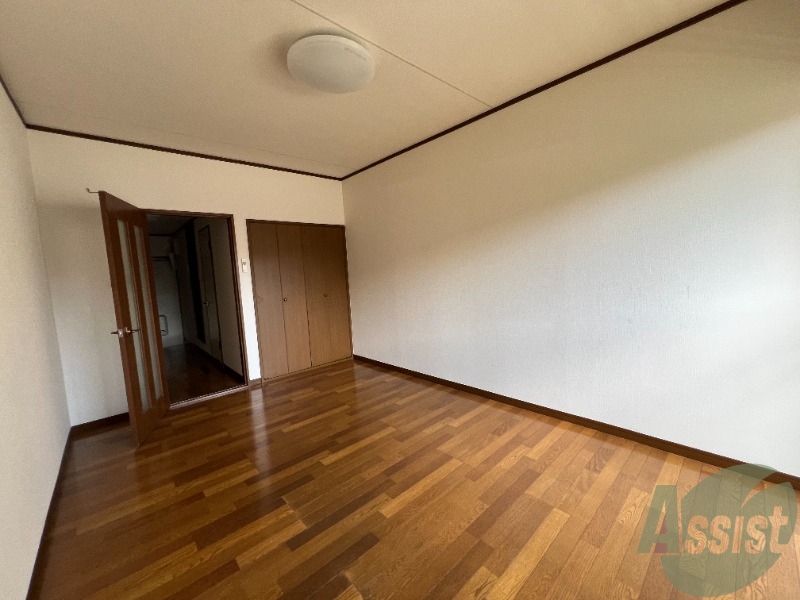 居室・リビング　７．３帖の洋室です。木の色が落ち着きますね。