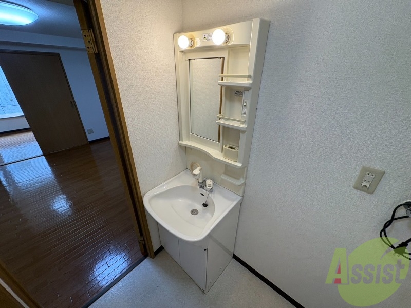 洗面設備　独立洗面台です。大きくてよいですね。シャンプーもできます！