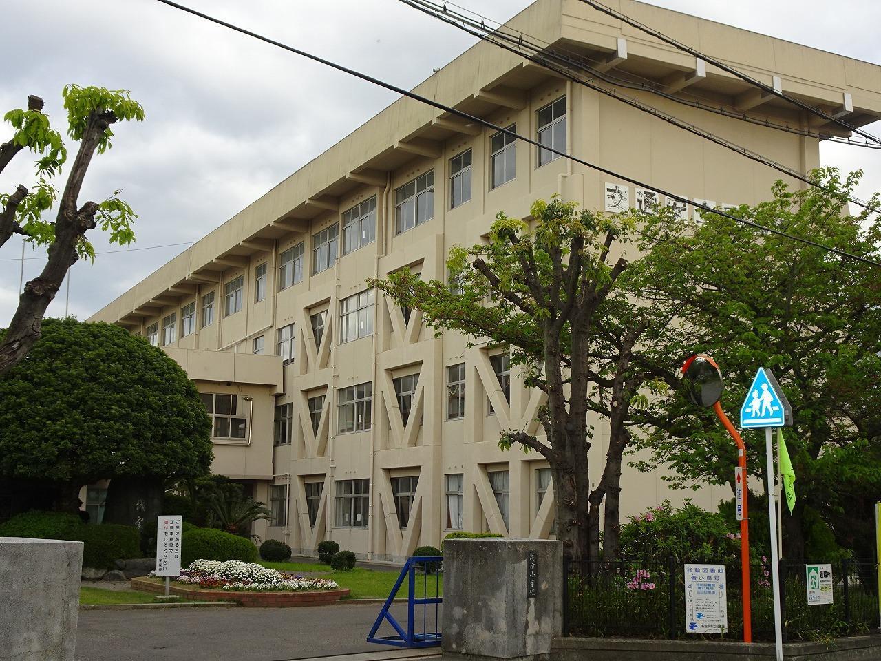 小学校　高津小学校（小学校）まで996m