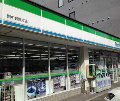 コンビニ　ファミリーマート西中島南方店（コンビニ）まで220m