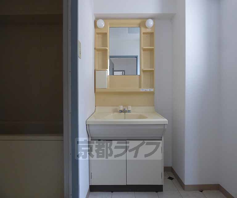 洗面設備　独立洗面台です。