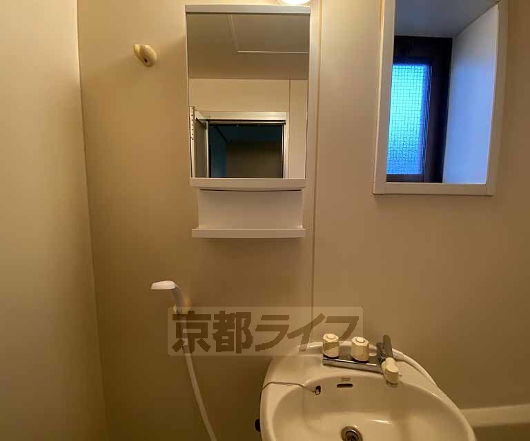 洗面設備　鏡の下に棚あり