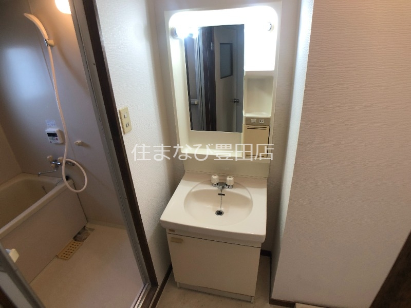 洗面設備　別室同型写真／反転