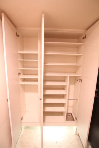 玄関　※同じ間取りの参考写真です