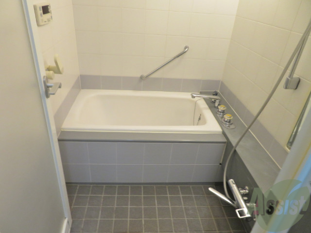 バス・シャワールーム　バスルームは狭すぎず、シャワーも浴びやすそうです。