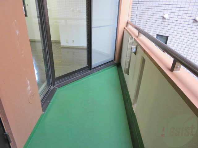 バルコニー　バルコニーは幅があり、広い印象を受けました。