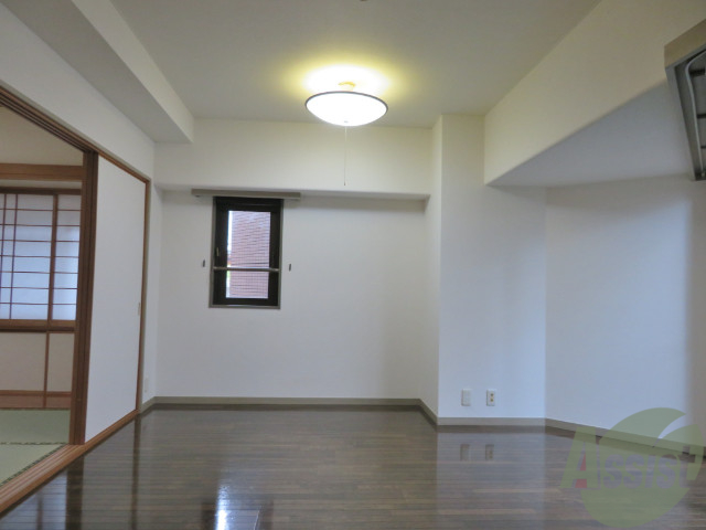 居室・リビング　１１．４帖の洋室です。広々として、きれいですね。