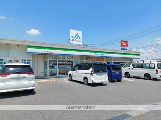 コンビニ　ファミリーマート堀金店（コンビニ）まで693m