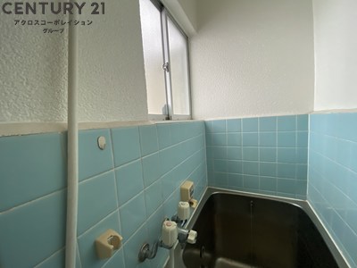 バス・シャワールーム　窓があり、換気できます。