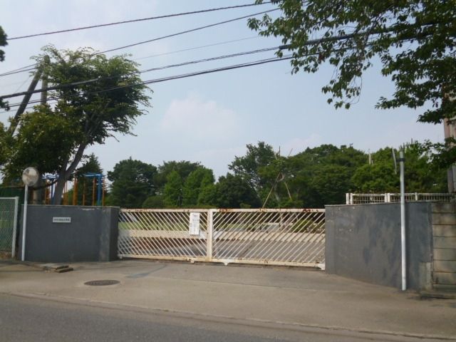 小学校　府中市立四谷小学校（小学校）まで882m