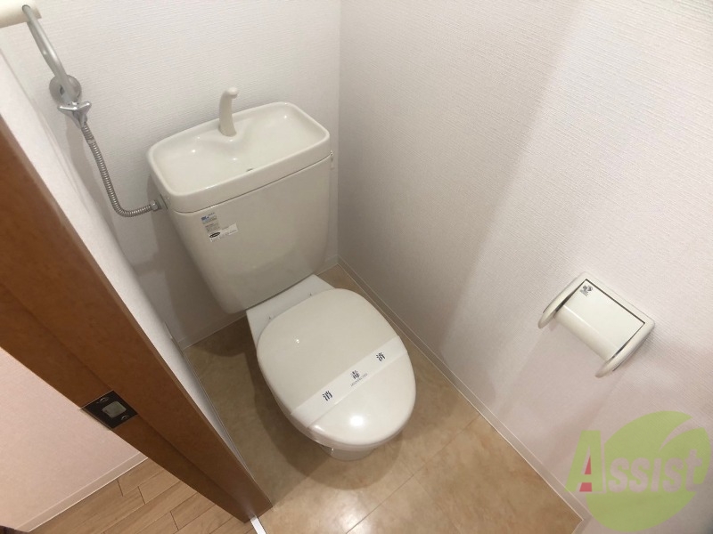 トイレ　トイレです。タオル掛けもついて便利ですね。