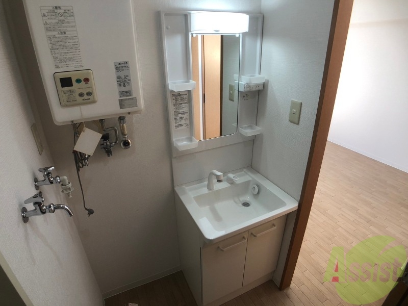 洗面設備　独立洗面台です。大きくてよいですね。シャンプーもできます。