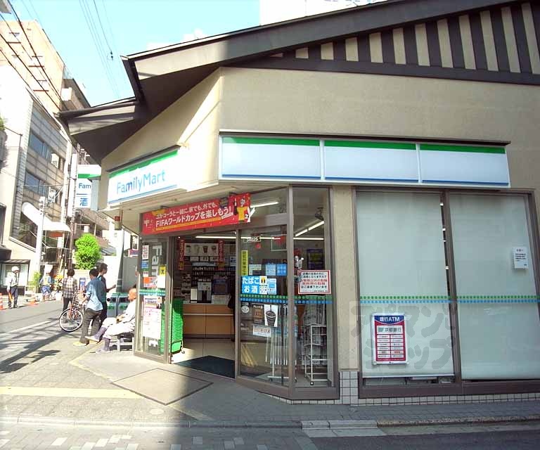 コンビニ　ファミリーマート京都三条高倉店（コンビニ）まで100m