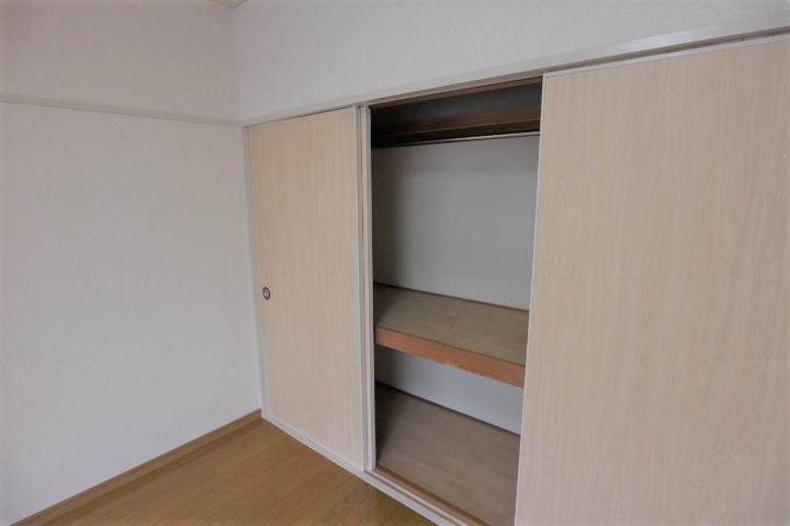 収納　押入収納でゆったり荷物を納められます