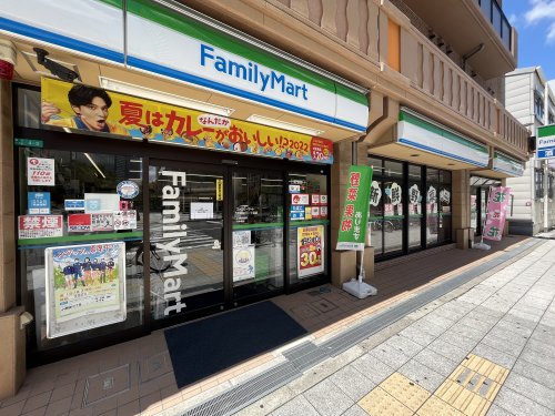 コンビニ　ファミリーマート（コンビニ）まで210m