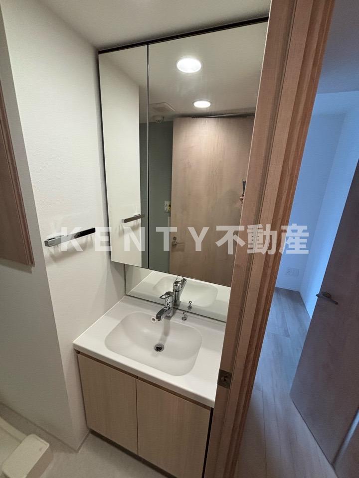 洗面設備　明るい洗面所です