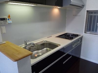 キッチン　コンパクトなキッチンで掃除もラクラク