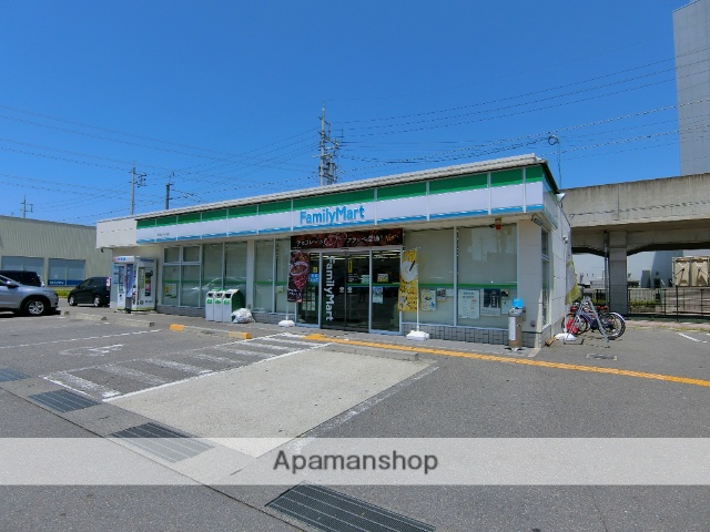 コンビニ　ファミリーマート（コンビニ）まで1907m