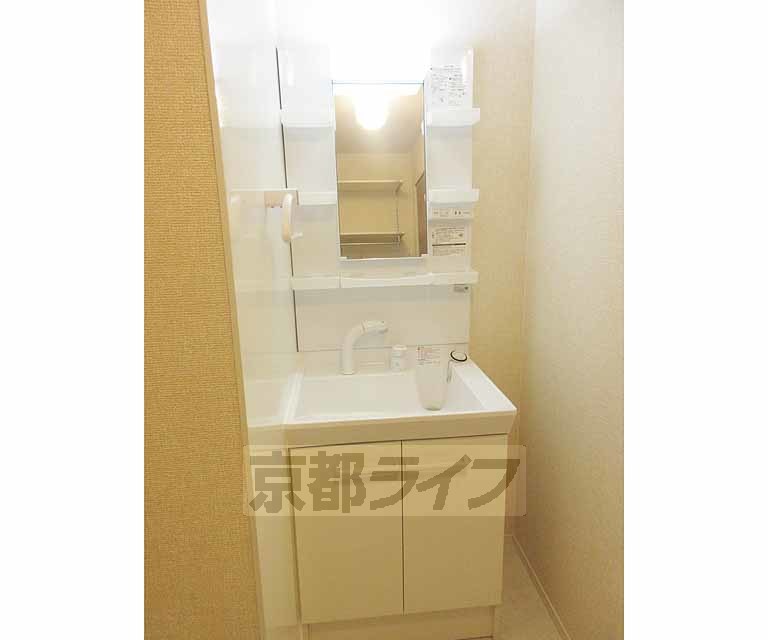洗面設備　収納付きの洗面台です・