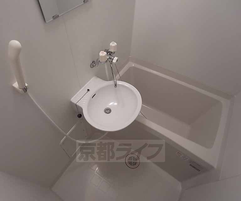 バス・シャワールーム　スッキリとしたお風呂です。