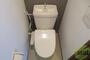 トイレ　ウォシュレット付きで清潔感のあるトイレですね。