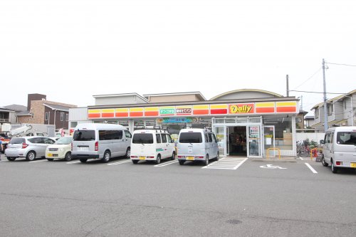 コンビニ　デイリーヤマザキ（コンビニ）まで610m