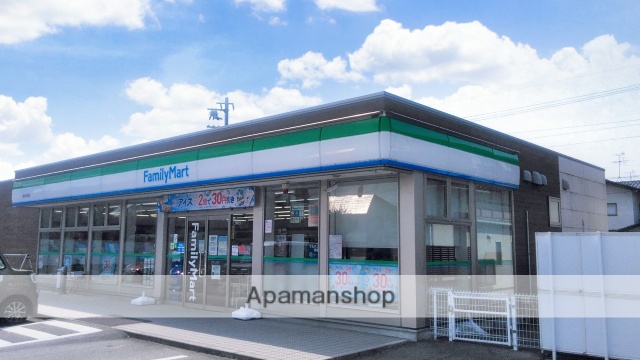 コンビニ　ファミリーマート（コンビニ）まで699m
