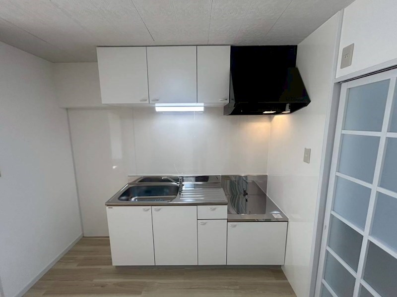 キッチン　白を基調としたキッチンは清潔感があって良いですね。