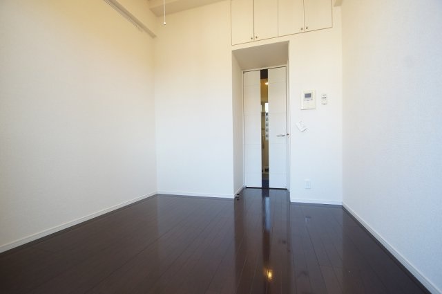 その他部屋・スペース　落ち着いた色合いの床材を使用した居住空間です。