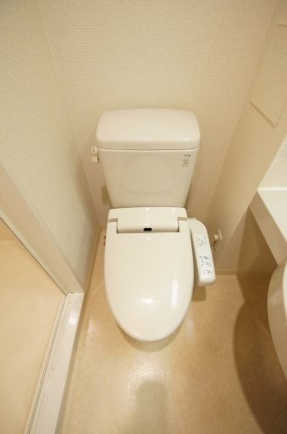 トイレ　温水洗浄便座つきトイレです。