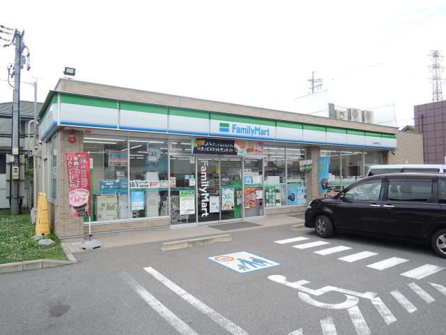 コンビニ　ファミリーマート（コンビニ）まで596m