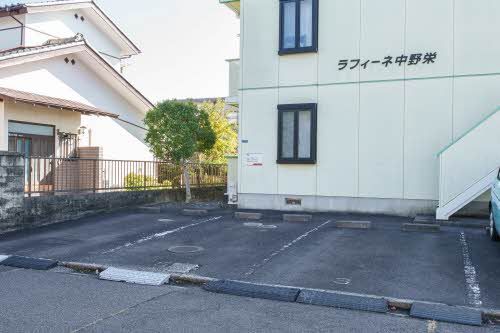 建物外観　駐車場