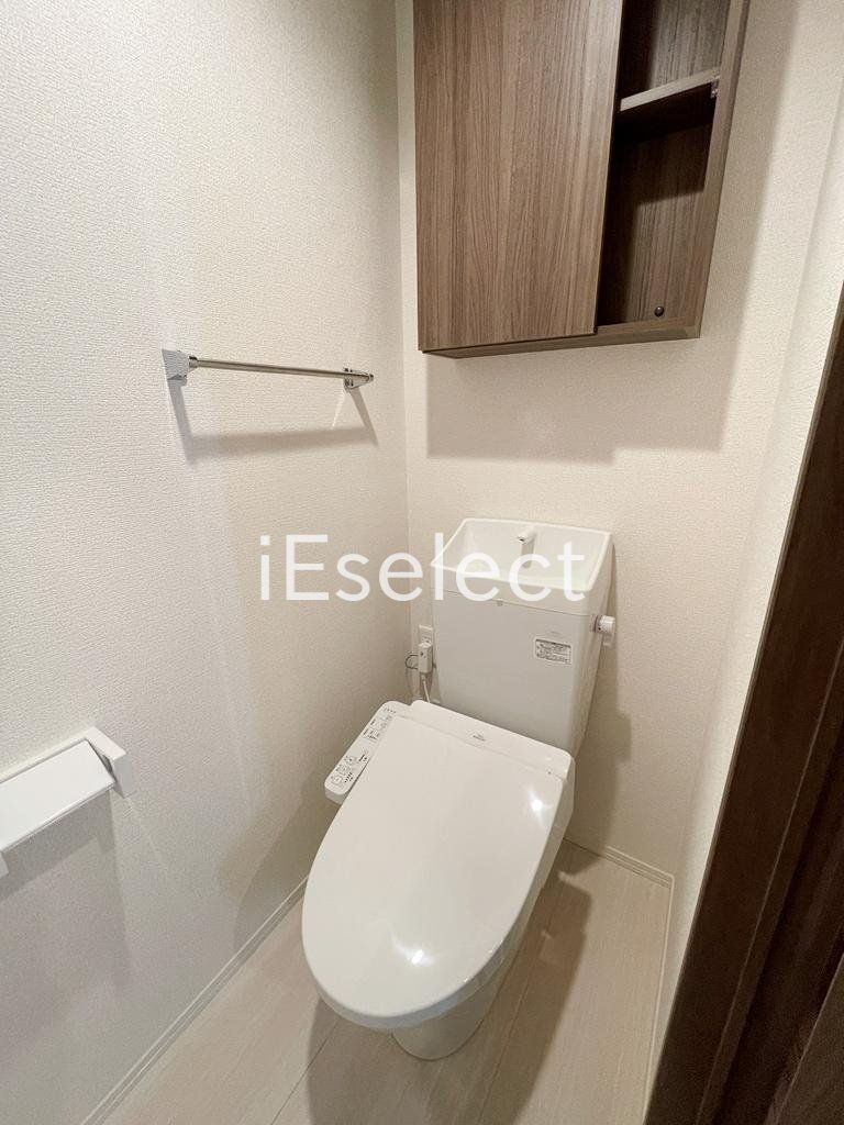 トイレ　温水洗浄便座付きのトイレです?