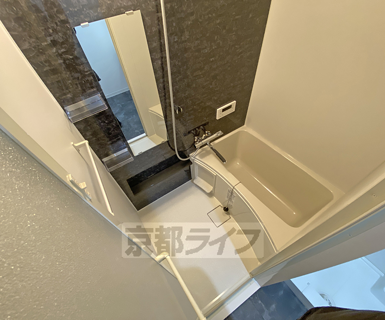 バス・シャワールーム　鏡のある便利なお風呂