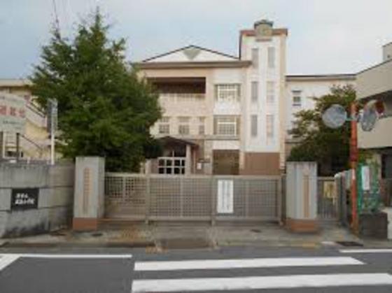 小学校　津市立成美小学校（小学校）まで887m