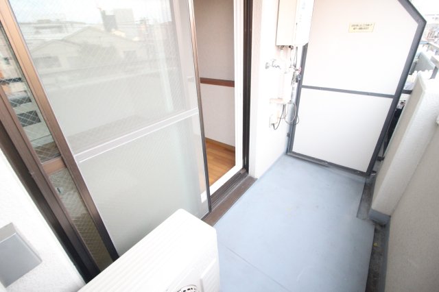 バルコニー　ベランダ内洗濯機置場あり