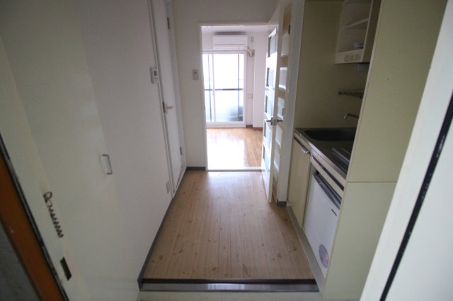 玄関　玄関横にシューズボックスがあります。