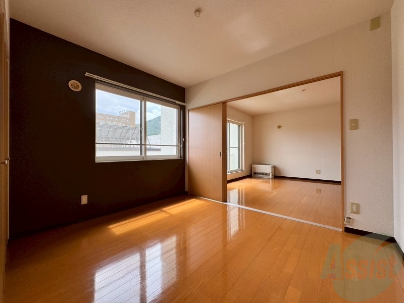 その他部屋・スペース　こちらのお部屋は光が差し込む、温かみのあるお部屋です。