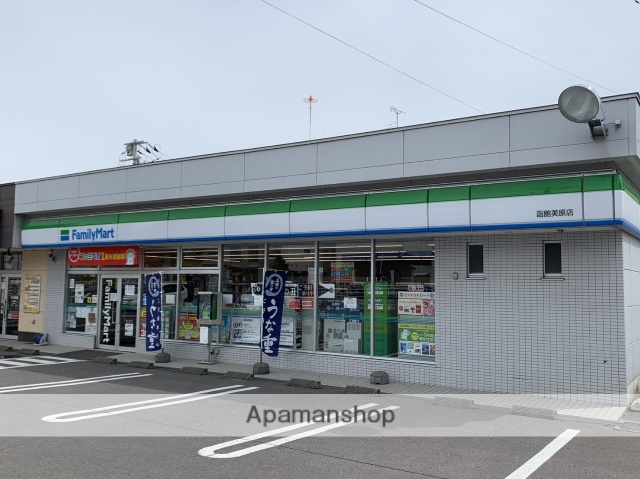 コンビニ　ファミリーマート（コンビニ）まで987m